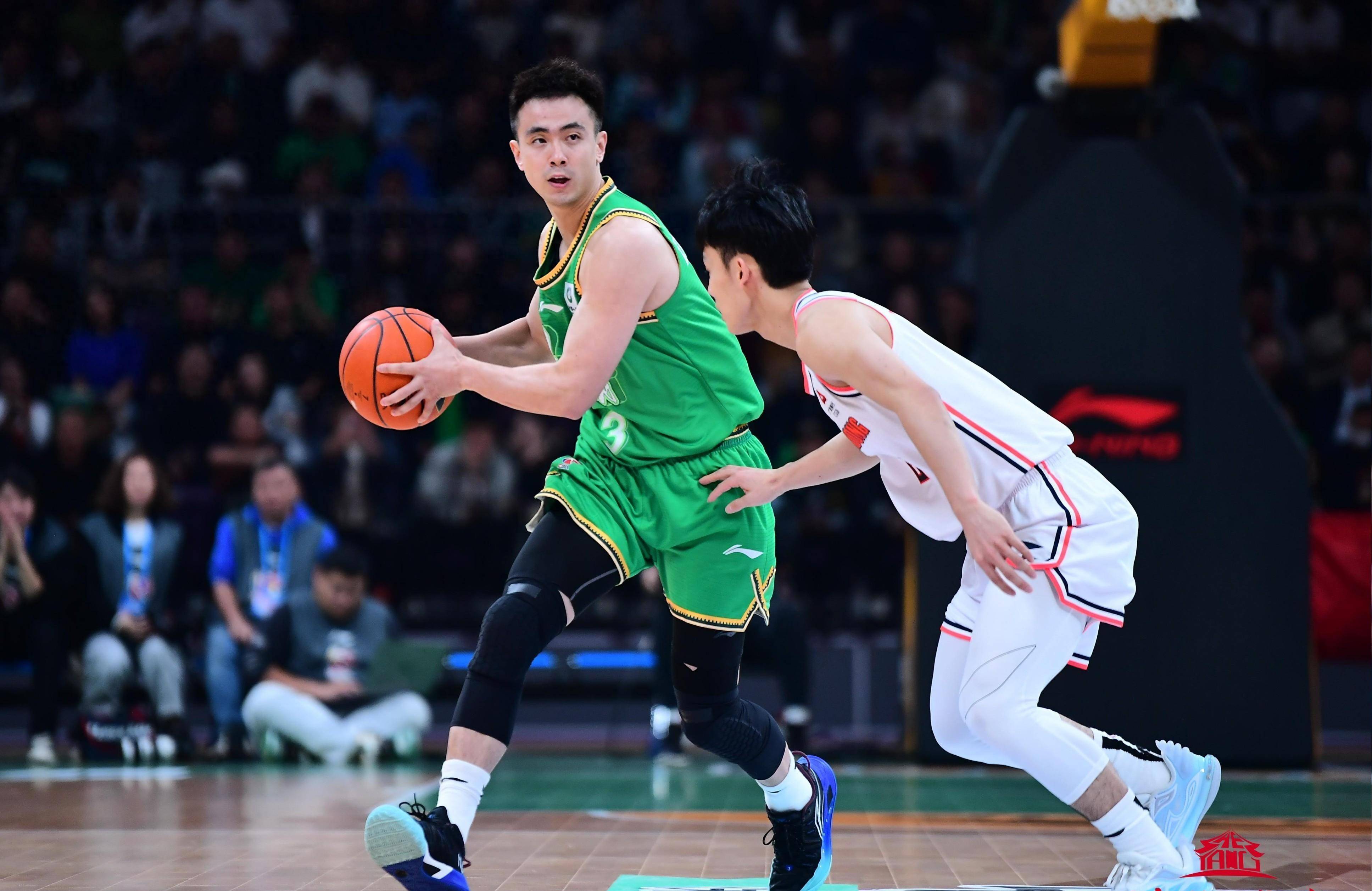 lol 更新补丁-包含转折点！马赛豪取连胜；CBA季后赛国际比赛日攻防权衡；悬念犹存；训练强度明显提升的词条